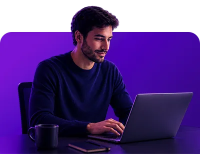Empreendedor trabalhando no notebook